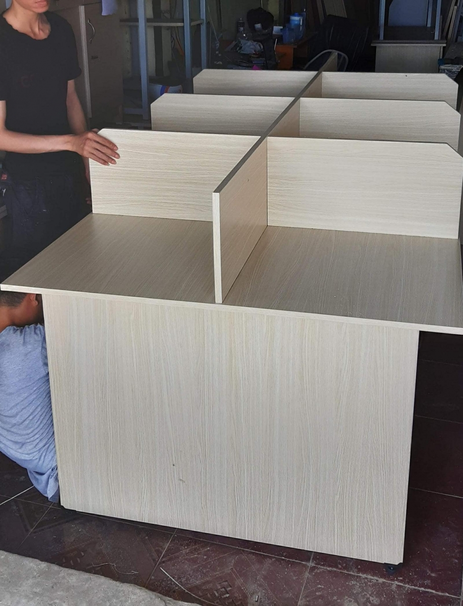 Chọn mẫu cụm bàn làm việc 8 người có vách ngăn đẹp cho văn phòng